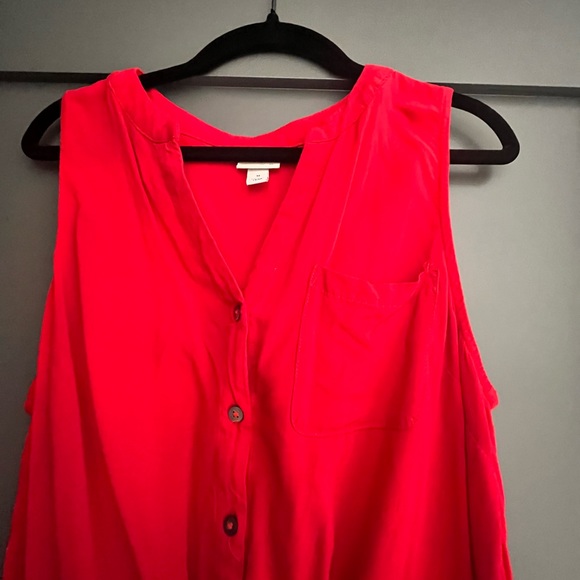 Red sleeveless top, ties in the front, hangs low on the back - Picture 2 of 7